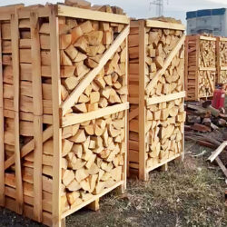 Bancale di legna spaccata da ardere all'ingrosso | United Company srl Bancali in legno robusto riempiti con legna spaccata da ardere, pronta per la distribuzione all'ingrosso da United Company srl.