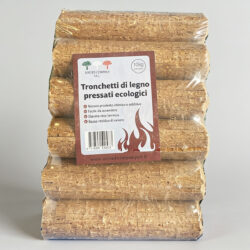 Confezione 10kg Tronchetti di Legno Pressati Ecologici | United Company S.r.l. Fronte della confezione da 10kg di tronchetti di legno pressati ecologici a marchio United Company S.r.l., con etichetta illustrativa sui vantaggi del prodotto.