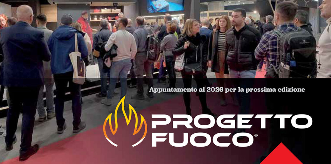 Folla di visitatori e professionisti del settore tra i padiglioni della fiera Progetto Fuoco, con grafica di arrivederci all'edizione 2026.