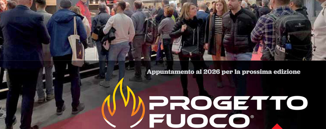 Arrivederci a Progetto Fuoco 2026 Folla di visitatori e professionisti del settore tra i padiglioni della fiera Progetto Fuoco, con grafica di arrivederci all'edizione 2026.