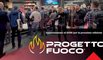 Folla di visitatori e professionisti del settore tra i padiglioni della fiera Progetto Fuoco, con grafica di arrivederci all'edizione 2026.
