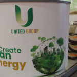 Il nostro impegno: Create Clean Energy Dettaglio della grafica del desk United Group con lo slogan Create Clean Energy.